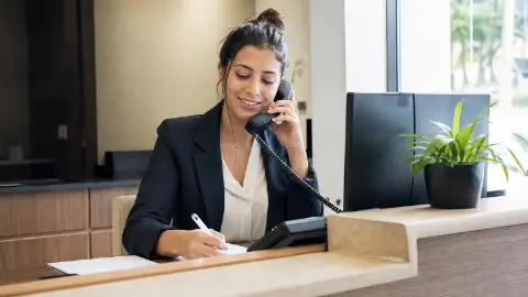 Capa do artigo Curso de Recepcionista: Quanto Tempo Dura e Quanto Custa um Bom?