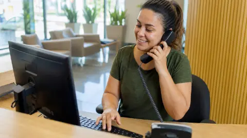 Capa do artigo O que faz um recepcionista? Funções e rotina da profissão