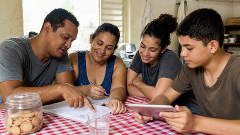 Capa do artigo Renda Variável: Como Organizar as Finanças da Sua Família e Ter Mais Paz