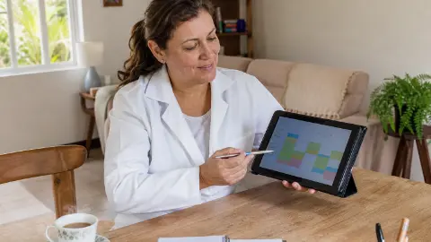 Capa do artigo Qual curso de recepcionista domiciliar é ideal para cuidadores? Desvendando a Formação Perfeita