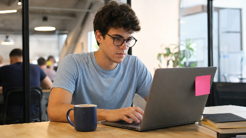 Capa do artigo Quanto Tempo Leva para Aprender a Programar e Conquistar o Primeiro Emprego?
