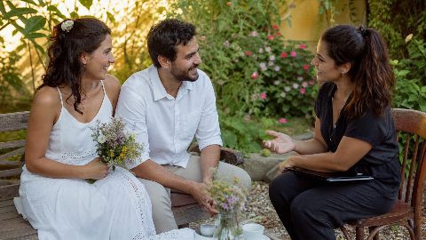 Capa do artigo Casamento Pequeno e Intimista: A Cerimonialista é Peça-Chave ou Luxo Desnecessário?