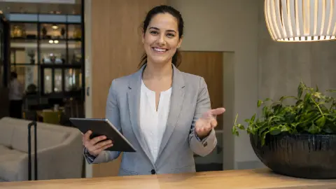 Capa do artigo Curso de Recepcionista para Hotel: O Que Aprender para Começar Agora?