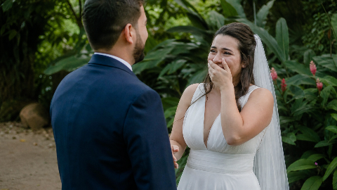 Capa do artigo First Look no Casamento: O Guia Completo para Incluir na Celebração