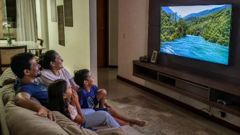 Capa do artigo OLED vs. QLED: Qual Smart TV oferece a melhor experiência visual para você?