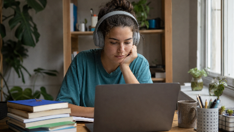 Capa do artigo Seu Santuário Auditivo: Os Melhores Fones de Ouvido Bluetooth com Cancelamento de Ruído para Estudar