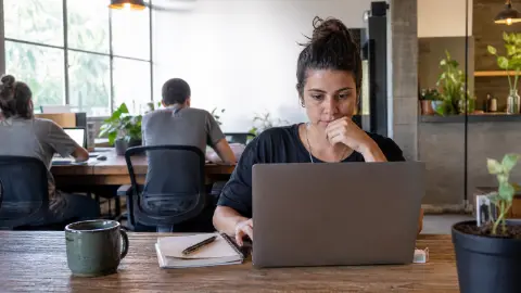 Capa do artigo Liderança em Startups: As Perguntas Cruciais para Definir Seu Estilo Eficaz